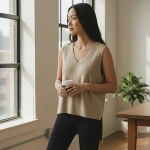 Workshop‎ Republic Clothing Women's Beige Knit V-Neck Sleeveless Sweater Top M